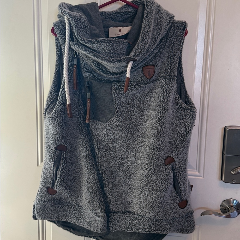 Wanakome Charcoal Hooded Vest size L